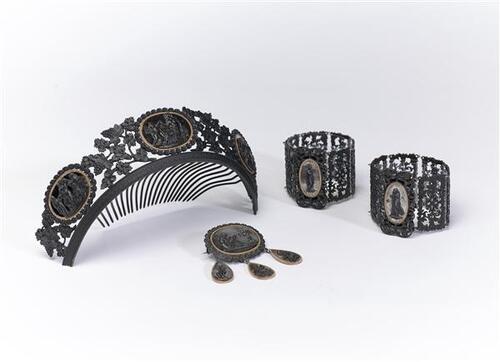 Sieraden set van Fer de Berlin bestaande uit: Diadeem, broche en twee armbanden