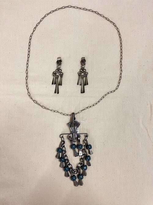Ketting en oorbellen, metaal en houten kralen