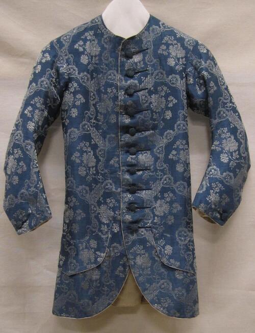 Vest (man) van blauw/zilver zijden damast met bloemranken in asymmetrische omlijstingen, voering…