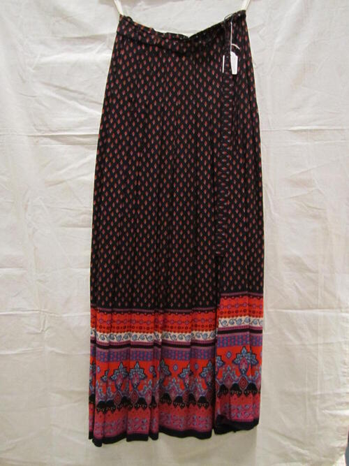 Ensemble, rok en sjaal van bedrukte viscose met fantasieprint van florale motieven in roze, rood en…