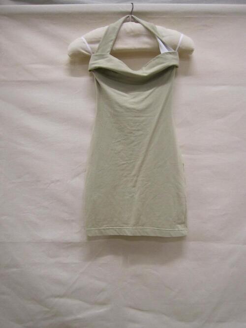 Mini-jurk van beige tricot met witte omslag langs decolleté en rug, haltermodel