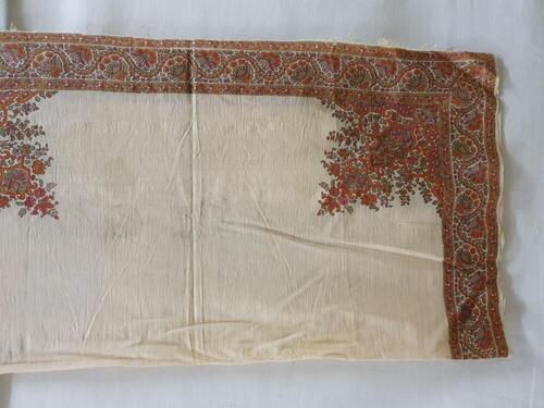 Shawl van naturelklerige zijde bedrukt in rood, oranje, lila, groen en zwart