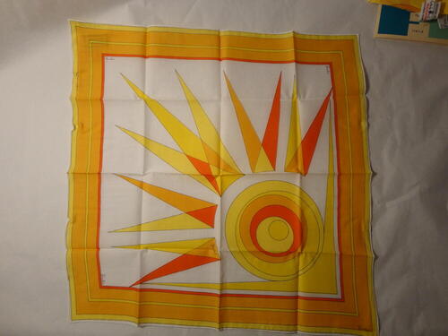 Zakdoek van wit katoenbatist, bedrukt met motieven in geel/oranje, vierkant model met langs rand…