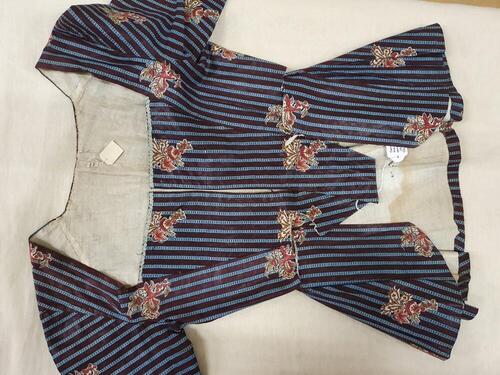 Jakje van Europese sits. Fond donkerbruin en blauw gestreept met boeketjes in wit, bruin, rood en…