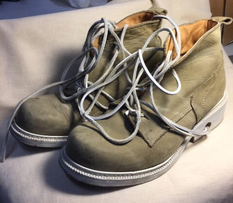 Veterschoenen (man), beige leer met witte leren wikkelveters, door gat in de witte hak te halen