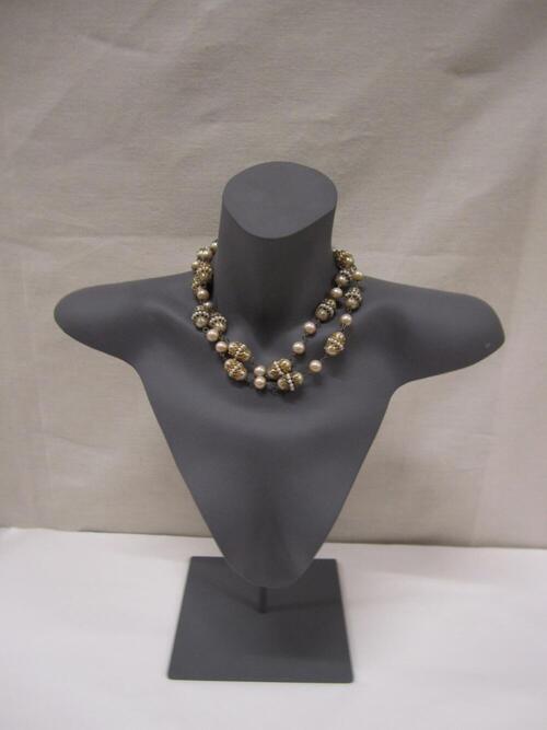 Ketting van imitatieparels. Om en om een losse parel waartussen 2 parels beklemd met gouden metalen…