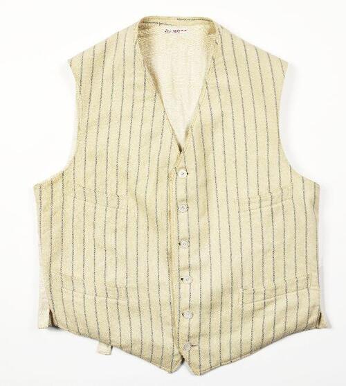 Vest (man) van witte wol met ingeweven verticale blauwe streep, V-hals en knoopsluiting middenvoor,…