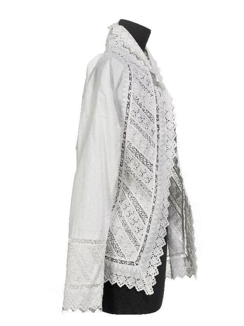 Kabaja van wit katoen met broderie en kloskant