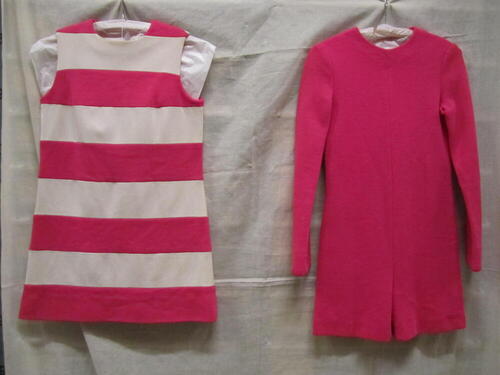 Ensemble van roze gemengde wol en wit imitatie-lakleer, bestaande uit mini-jurk en mini-jumpsuit