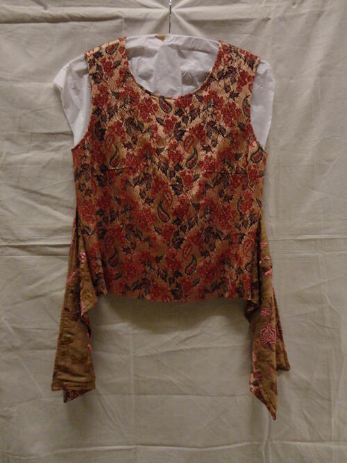 Top van ingeweven zwart en rood gebloemde rayon (kunstzijde) op lichtroze/goud fond,…