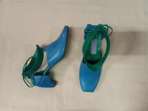 Een paar vrouwensandalen, 'Simone' (Unica)
