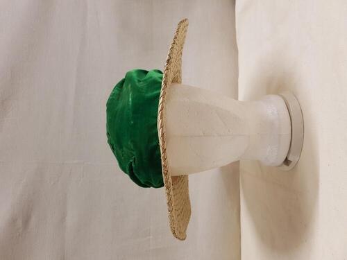 Babymuts (meisje) van wit katoen met Zaans stikwerk, bloemmotief op achtergrond van gekromde lijnen