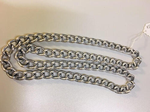 Ketting. Metalen schakels in zilverkleur. Lang snoer.