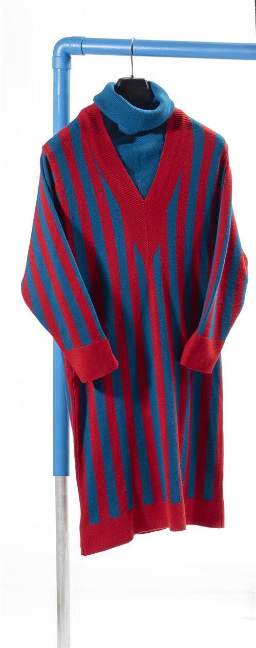 Mini-jurk van machinaal gebreid wollen tricot met verticale strepen in alternerend rood en…
