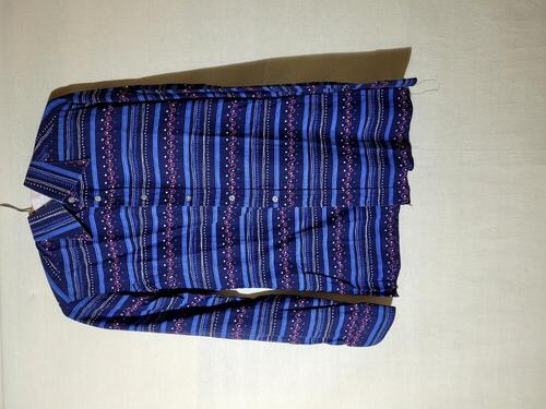 Blouse van bedrukt katoen, donkerblauw fond met horizontale streep-, slinger- en stippelbanen in…