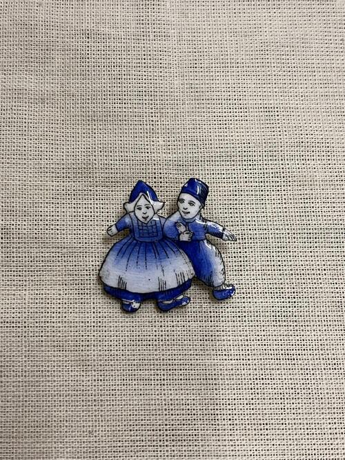 Broche in de vorm van Hollands stel, blauw/wit