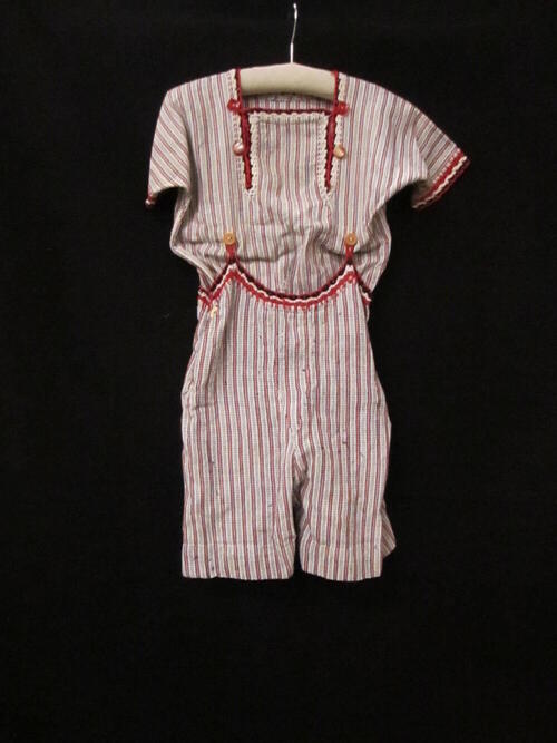Zomerknooppakje (kind) bestaande uit blouse en broek van rood/wit/blauw gestreept katoen