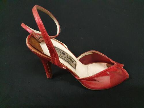 1 paar avondschoenen van rood metallic leer en rood kunststof gaas. Sandaal met hoge stiletto…