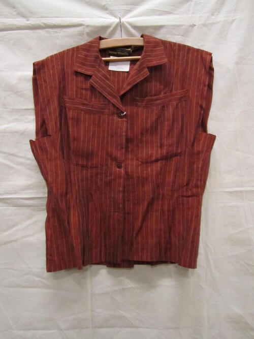 Hes, of vest van steenrood linnen met ingeweven streep in beige, platliggende kraag en revers,…