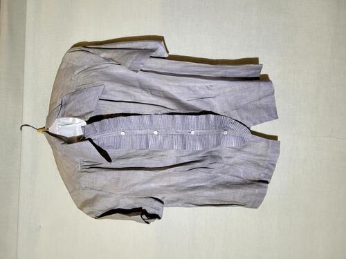 Blouse van grijs katoen met verticale plisségarnering over de middenvoorsluiting