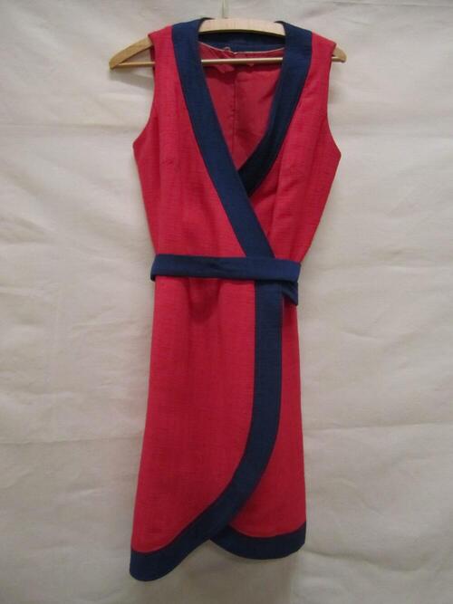 Minijurk, model wikkeljurk van rood wollen mengweefsel, blauw afgebiesd