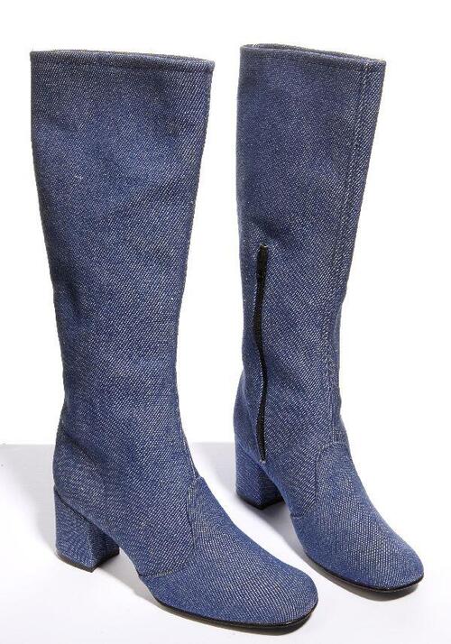 Laarzen, lang model, van blauwe denimstof, afgeronde neus en hoge brede hak, sluiting met rits…