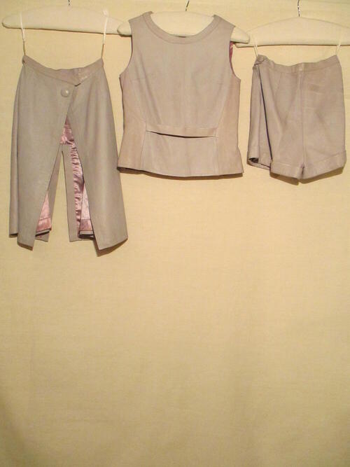 Ensemble van lila/grijs leer bestaande uit een mouwloze top, een korte broek (hotpants) en een…