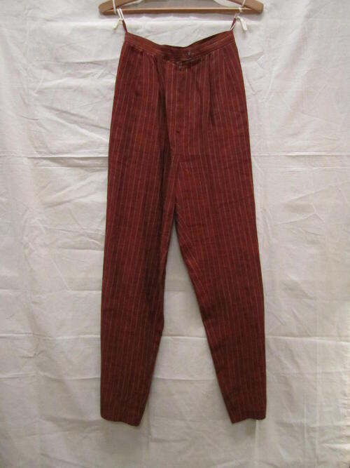 Lange broek van steenrood linnen met ingeweven lengte streep in beige, onderdeel van ensemble