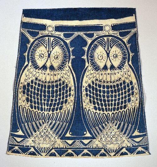 Baan van lampekap van blauw/crèmekleurig batik met voorstelling van twee uilen