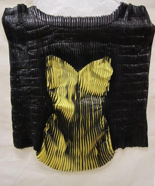 Stofpaneel van zwart tricot, gestikt en handbeschilderd met zwart latex en verf,i n het midden een…