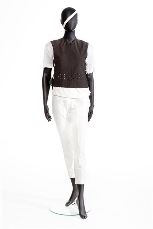 Ensemble bestaande uit T-shirt, broek, hes of borstrok en dasje.