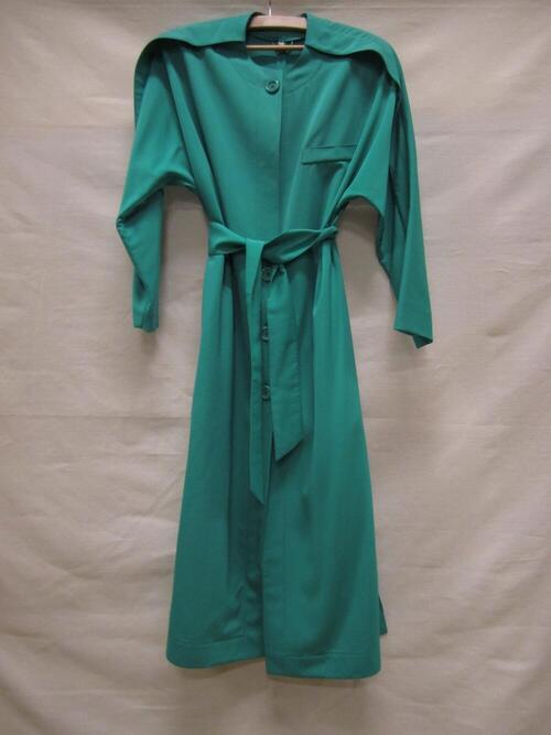 Jas, in model robe-manteau van groene wol met groene kunststof knopen met losse ceintuur