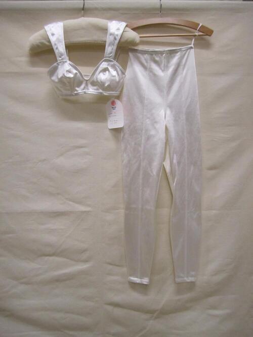 Ensemble bestaande uit top en legging van witte, satijnachtige stof