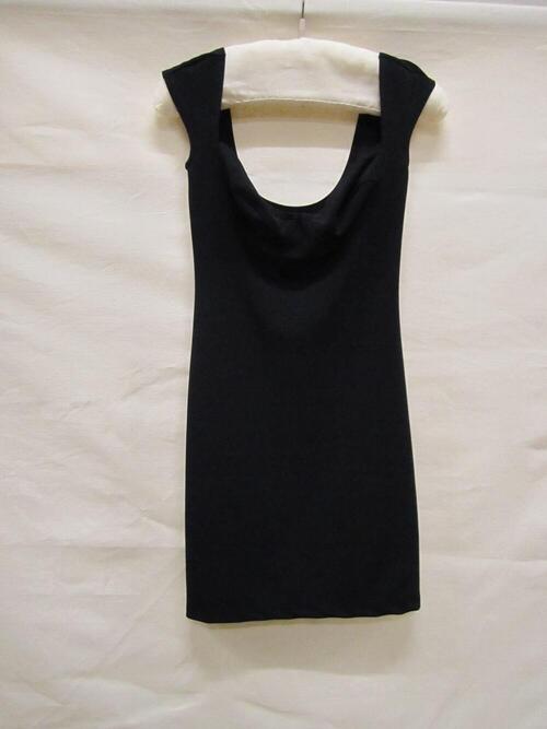 Mini-jurk van matzwart tricot. Hemdmodel met ingenaaide cups