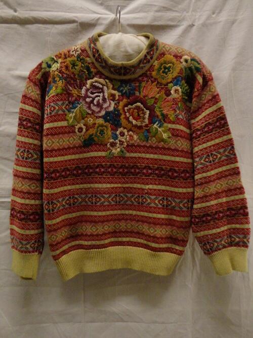 Trui van wollen tricot. Model met lange ingezette mouwen. Gebreid in banen met verschillende…