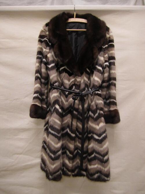 Bontmantel van bruin, wit en beige nerts in zig-zag patroon,  reverskraag en manchetten van bruine…