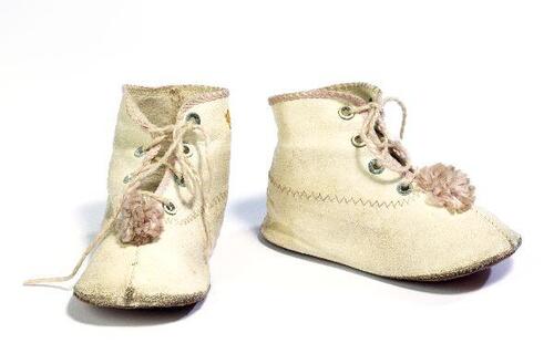 1 Paar schoentjes (baby) hoog model van wit leer met rode pompoen en vetersluiting en platte zool
