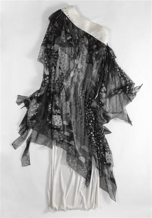 Avondjurk van zwart zijden crêpe en wit machinaal tricot, a-symmetrisch model, zgn. 'one-shoulder…