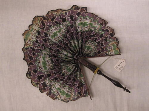 Parasolwaaier, houten handvat met katoenen blad bedrukt in paars/groen/bruin/wit patroon