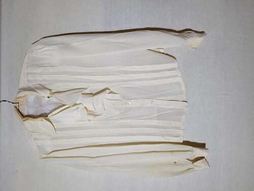 Blouse van crèmekleurige crêpezijde, jabotvormige ruche langs de hals