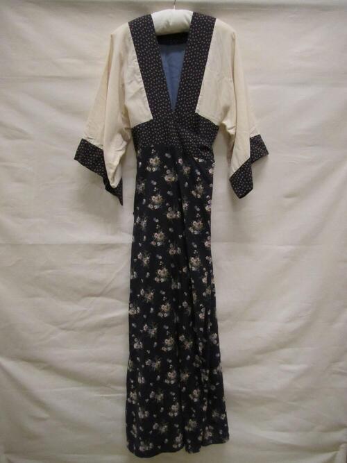 Kimono, van wollen Liberty-stof, bedrukt met bloemboeketjes op donkerblauw fond, cremekleurige…