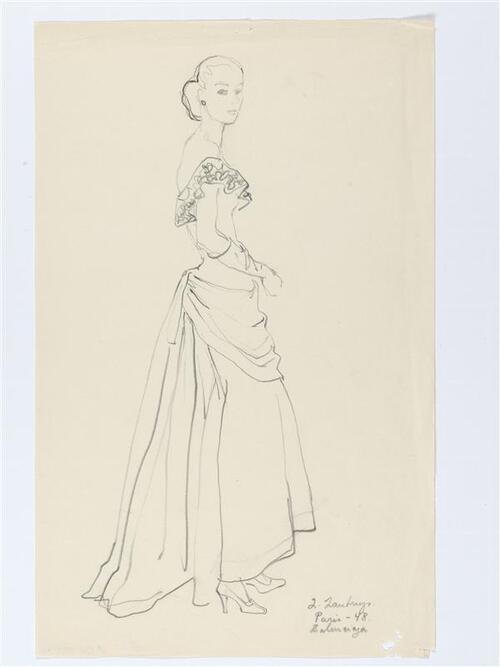 Tekening van staande vrouwfiguur van rechts opzij gezien. Gekleed in avondjurk met schoudervolant,…