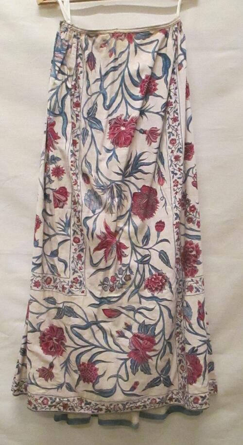 Rok, gemaakt uit sprei van Indische sits, wit fond beschilderd met grote bloemranken in blauw, rood…