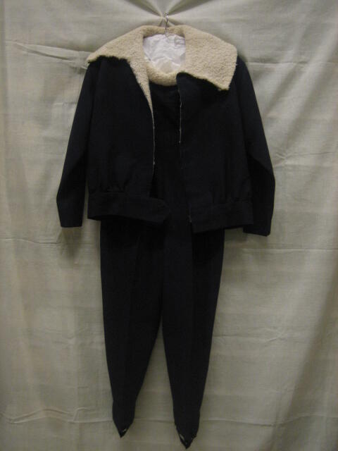 Ski-ensemble bestaande uit jasje en jumpsuit van donkerblauwe elastische kunststof in keperbinding…