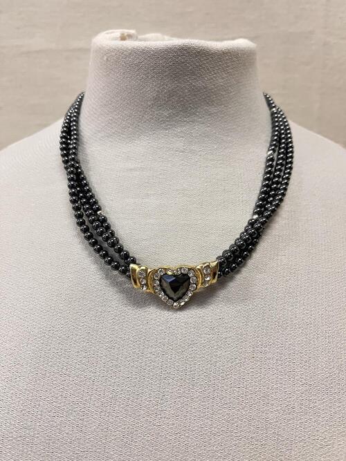 Ketting, drie strengen grijze parels met hartje