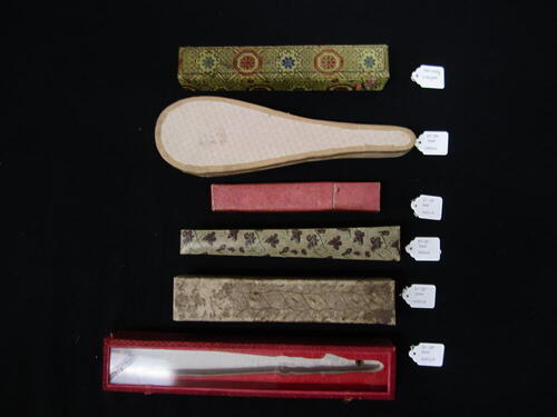 Waaierdoos, trapeziumvormig model van karton, beplakt met papier met paarse bloemen