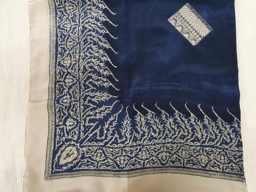 Sjaal. Vierkant model van 3 kleuren zijde (beige, 2 kleuren blauw) bedrukt met beige batikmotieven