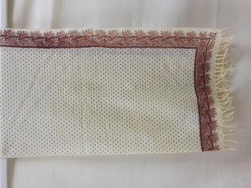 Shawl van witte wol, op het middenveld strooipatroon van blauwe nopjes, rondom rand met…