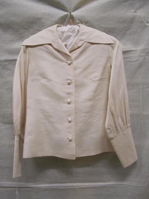 Blouse van crèmekleurige zijde, tegengevoerd met organza, onderdeel van ensemble