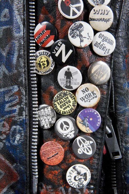 Buttons, onderdeel van jack, behorende tot punkoutfit. In totaal 41 buttons met politieke teksten…